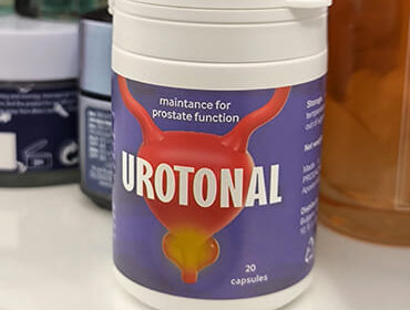 Лицевая сторона баночки препарата Urotonal крупным планом.